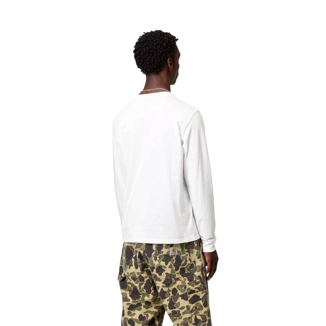 Vista trasera de modelo con camiseta carhartt wip l/s pocket t-shirt blanca y pantalón camuflaje.