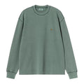 Carhartt WIP L/S Vista Waffle T-Shirt en verde dark scarab, vista frontal plana. Destaca la etiqueta cuadrada tejida Carhartt en el pecho sobre el tono verde teñido en prenda.