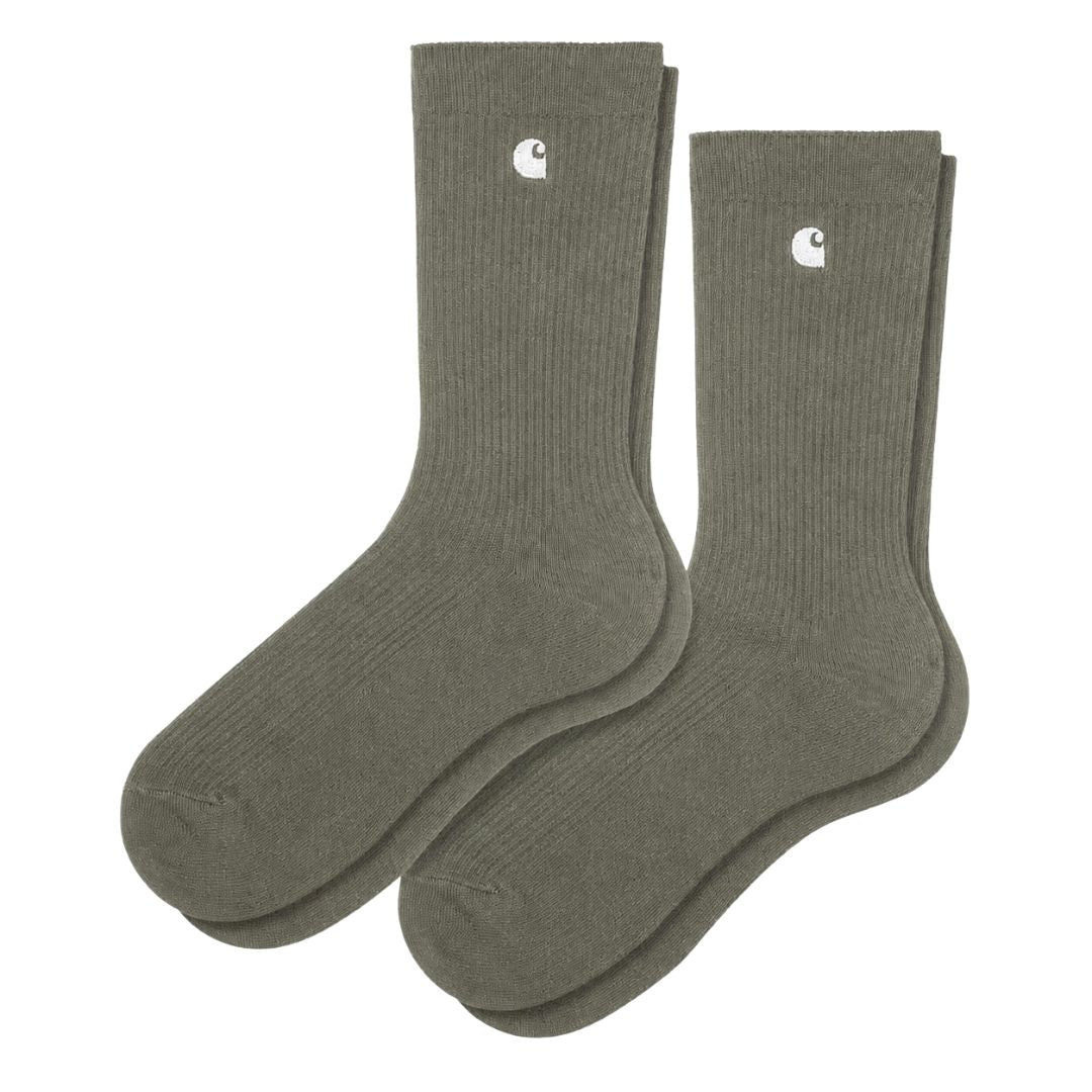 Calcetines Carhartt WIP verdes de canalé con logo bordado blanco y diseño de caña media.