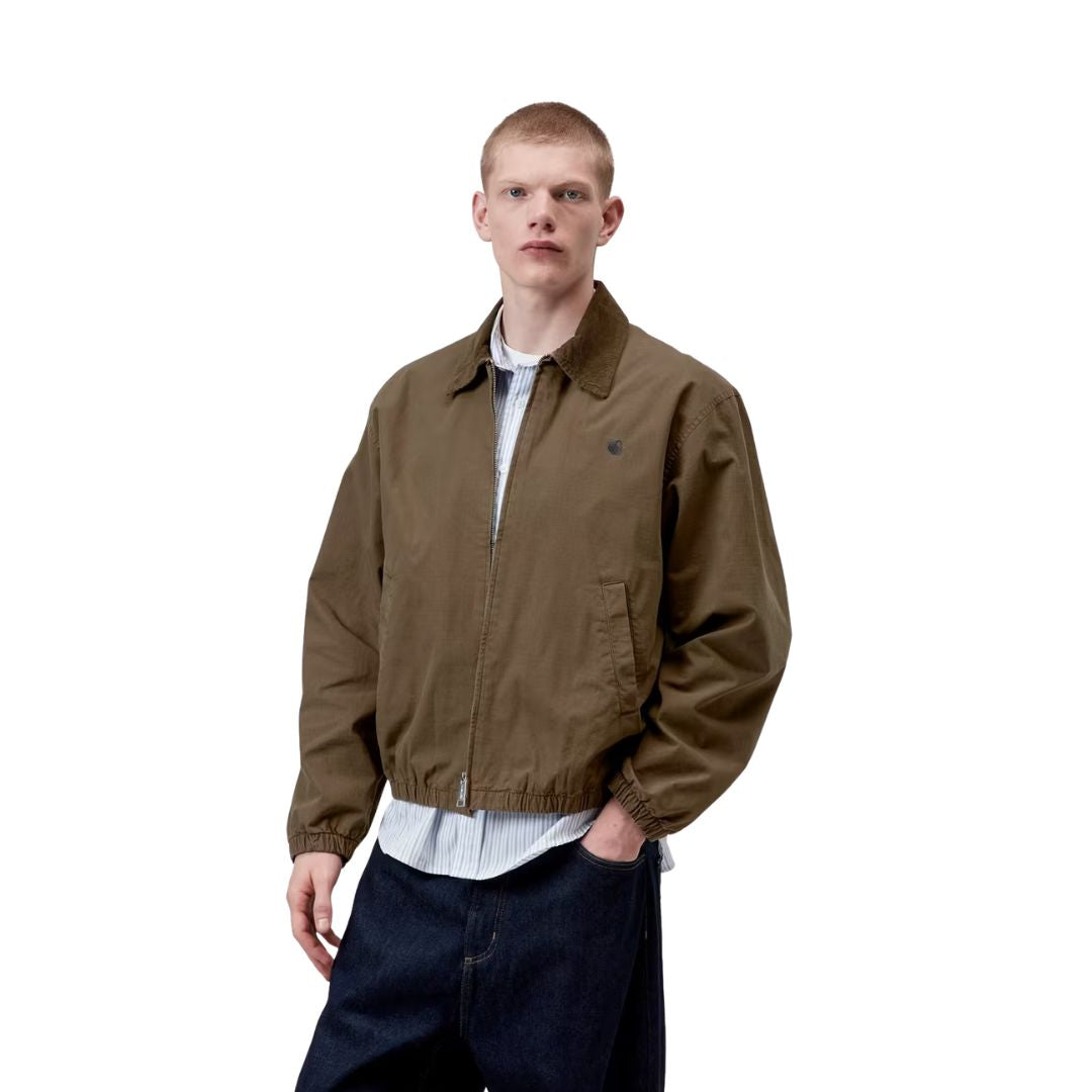 Carhartt WIP Madison Ripstop Jacket en Dark Beech y negro garment dyed, vista frontal plana con cremallera central, bolsillos ribeteados y cuello de pana en tono oscuro contrastado.