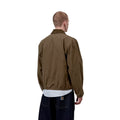 Carhartt WIP Madison Ripstop Jacket Dark Beech, vista trasera en modelo destacando espalda limpia en ripstop verde oliva, cuello de pana oscuro y puños elásticos.