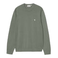 Carhartt WIP Madison Sweater velvet green con logo blanco bordado en el pecho, jersey de algodón con cuello redondo y puños acanalados.