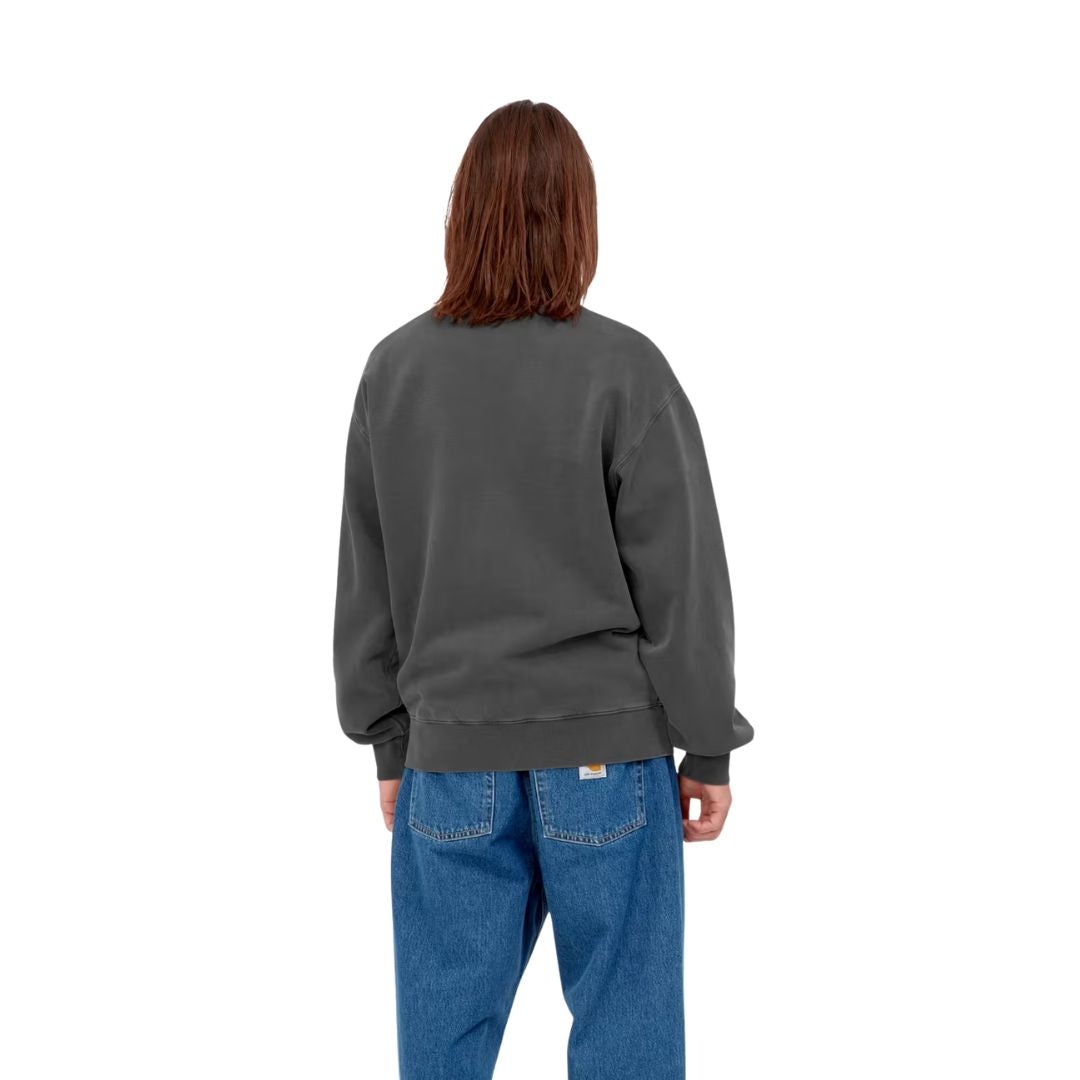 Carhartt WIP Nelson Sweatshirt Black Garment Dyed vista trasera con modelo sudadera crewneck balloon fit algodón pesado.