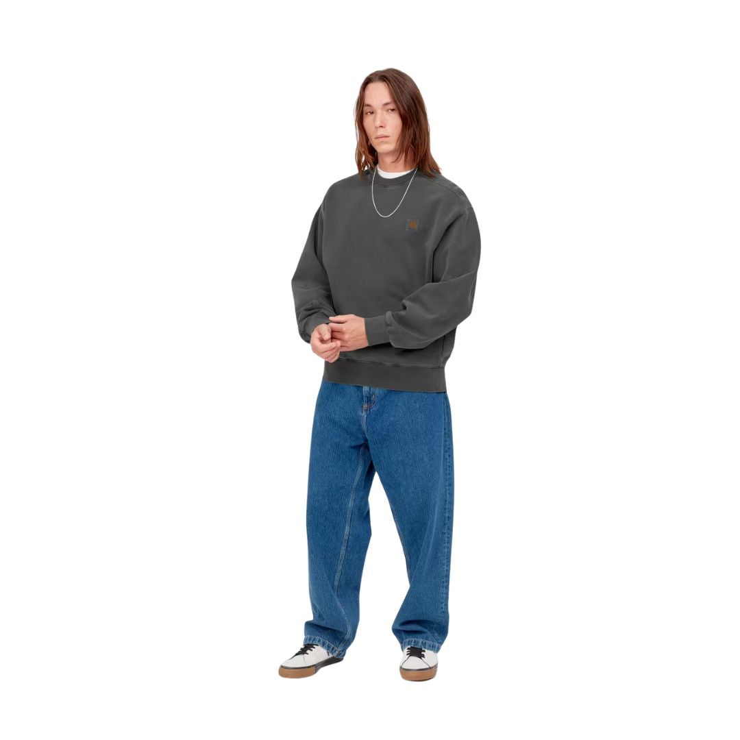 Carhartt WIP Nelson Sweatshirt Black Garment Dyed look completo con modelo sudadera crewneck estilo urbano.