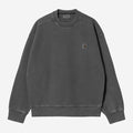 Carhartt WIP Nelson Sweatshirt Black Garment Dyed vista frontal sudadera cuello redondo balloon fit etiqueta cuadrada oscurecida.