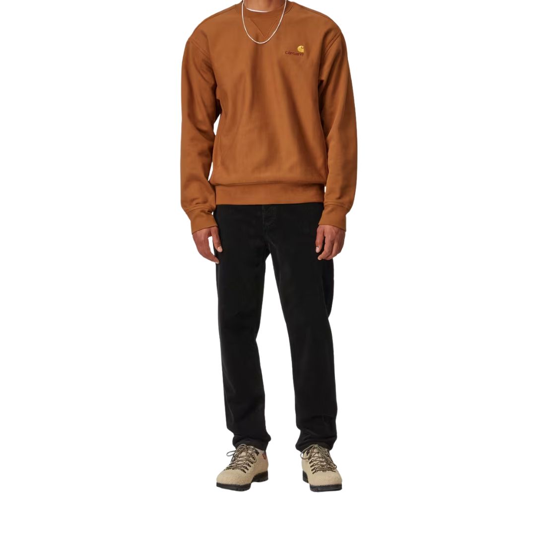 Vista frontal completa del modelo con el pantalón de pana Carhartt WIP Newel Cord Pant color negro.