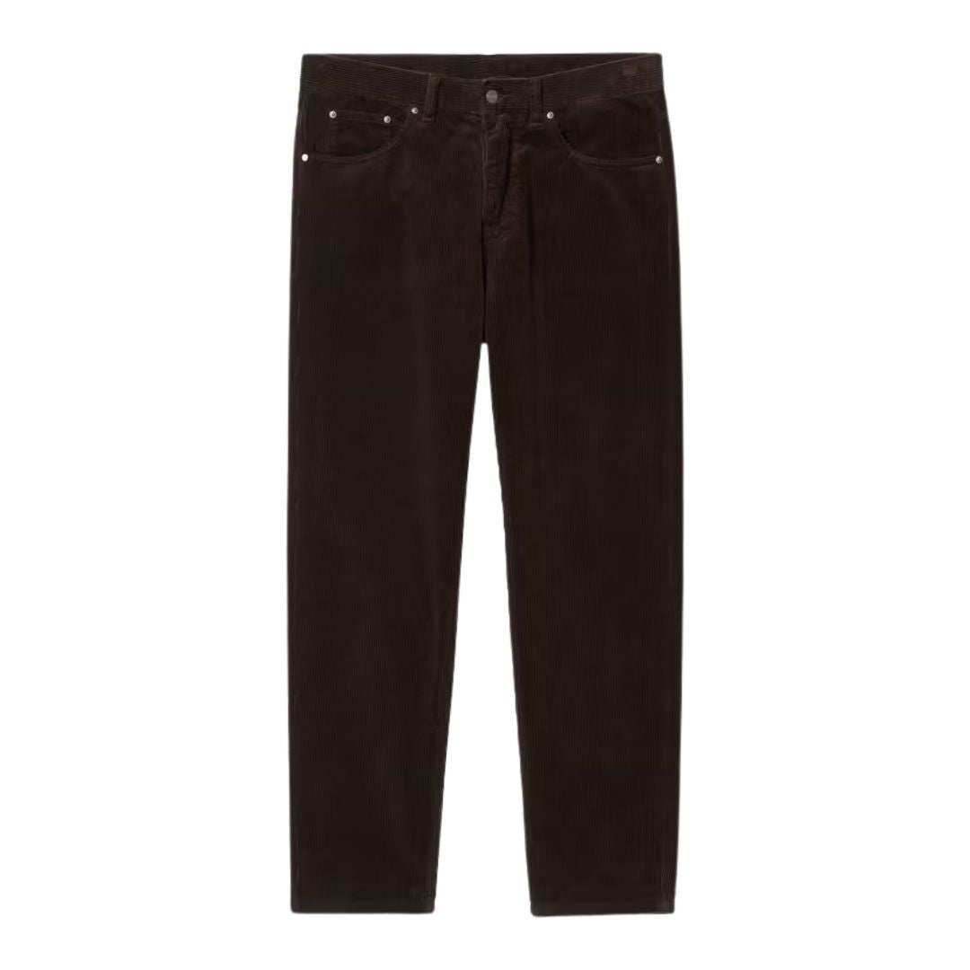 Vista frontal del pantalón de pana Carhartt WIP Newel Cord Pant color marrón tobacco en plano neutro.