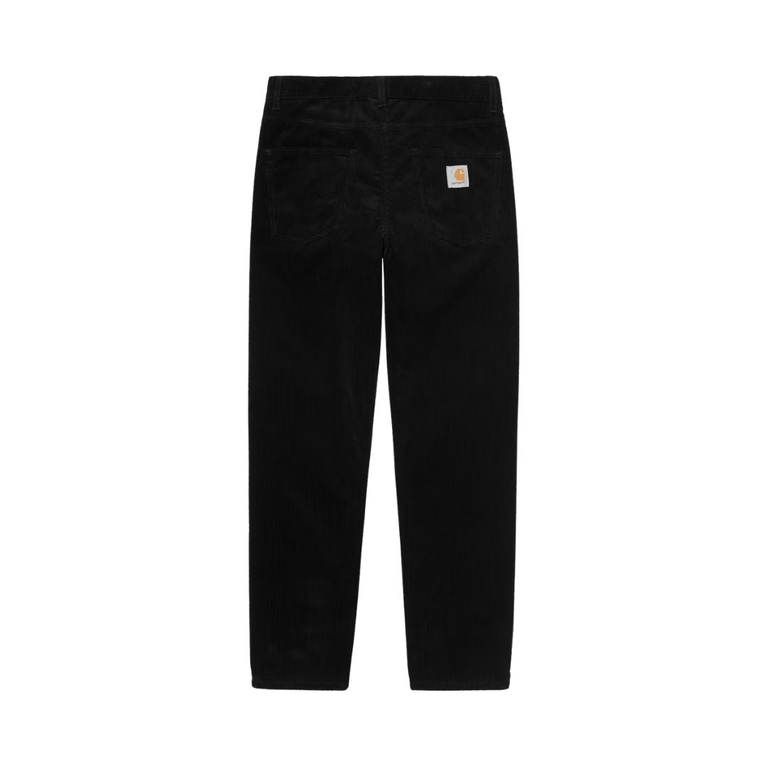 Vista trasera del pantalón de pana Carhartt WIP Newel Pant en color negro sobre fondo blanco, con dos bolsillos traseros y la etiqueta Carhartt WIP tejida en el bolsillo derecho.