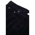 Detalle de la cintura del pantalón de pana Carhartt WIP Newel Pant en color negro: botón metálico, remaches del bolsillo delantero, trabillas y costuras sobre el canalé grueso del tejido.