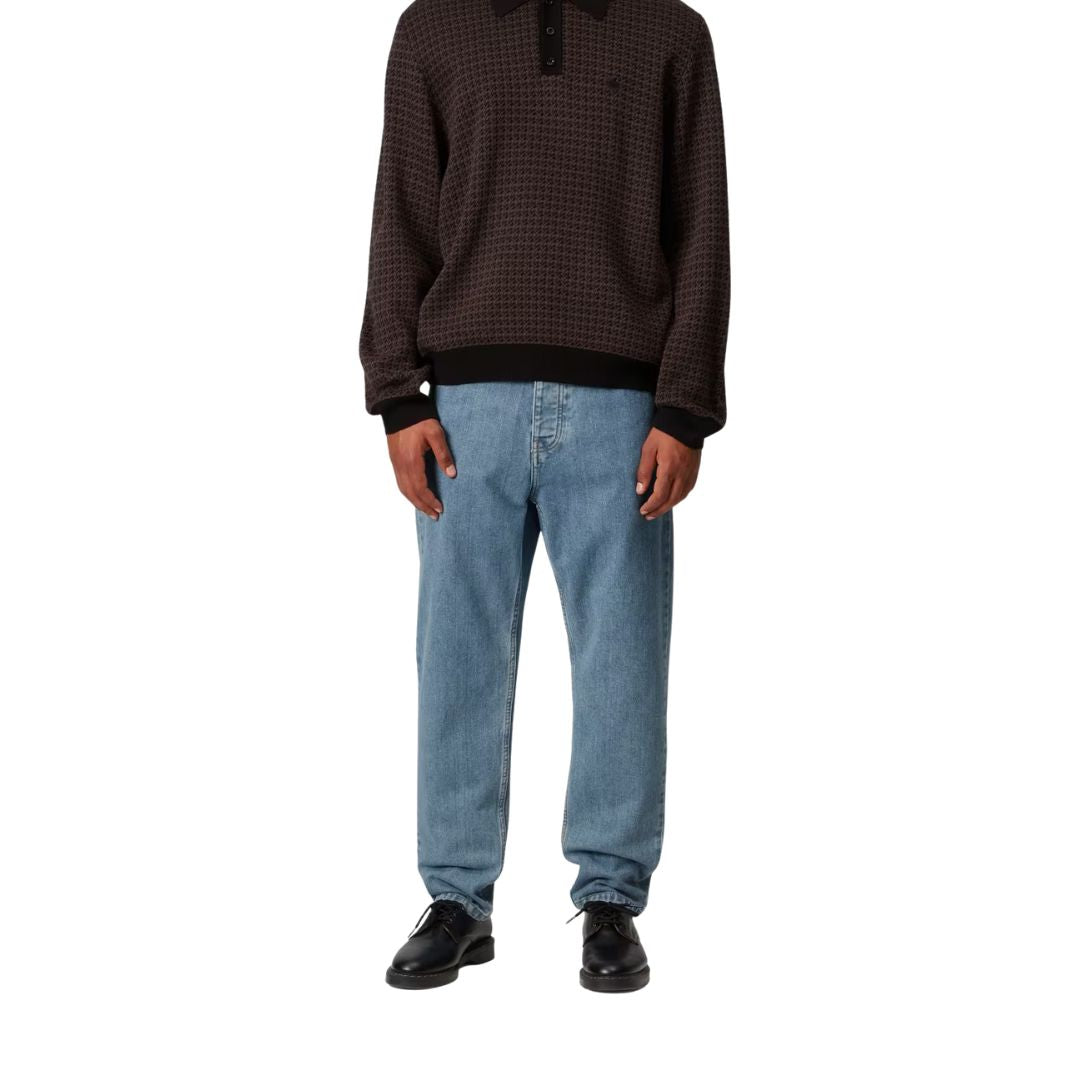 Pantalón vaquero Carhartt WIP Newel Pant azul lavado, vista frontal sobre modelo.