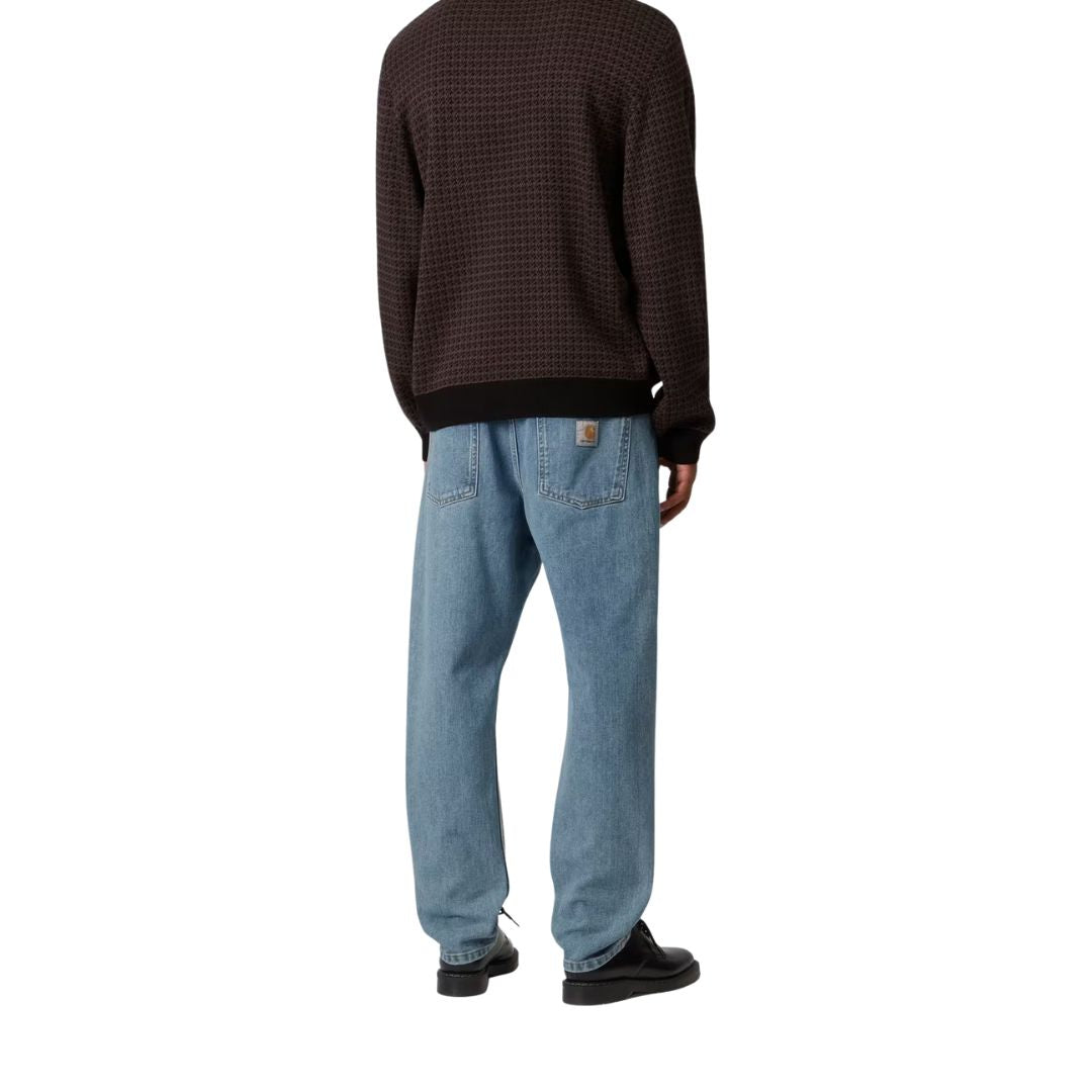 Pantalón vaquero Carhartt WIP Newel Pant en color azul lavado, vista trasera sobre modelo.