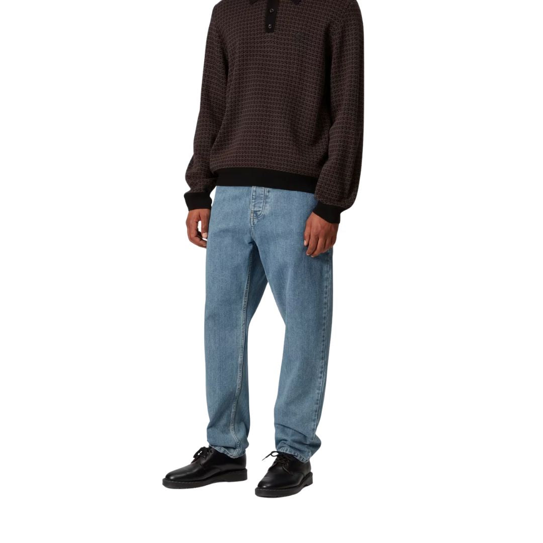 Pantalón Carhartt WIP Newel Pant vaquero en color azul lavado, vista frontal sobre modelo.