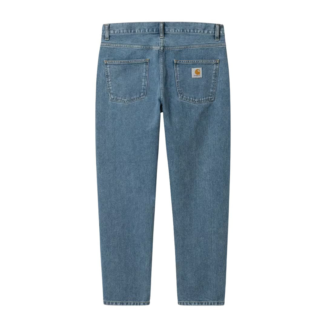 Pantalón vaquero Carhartt WIP Newel Pant en color azul lavado con bolsillos traseros, vista trasera.