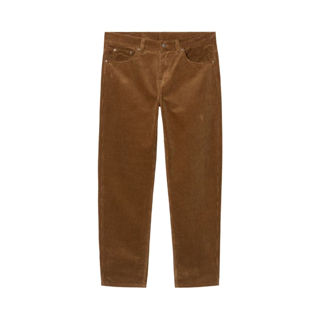 Vista frontal del pantalón de pana Carhartt WIP Newel Pant en color marrón cámel sobre fondo blanco, con cinco bolsillos, cintura normal y pernera de corte relaxed tapered.