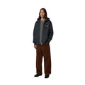 Modelo con la Carhartt WIP Hooded Mack Sweat Jacket en color dark navy wax abierta sobre un polo y con pantalón de pana holgado, mostrando de cuerpo entero el corte balloon y el ajuste loose fit.