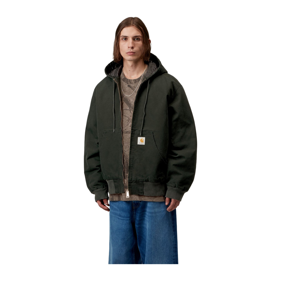 Modelo de frente con la chaqueta de lona con capucha Carhartt WIP OG Active Jacket en color Raven, verde muy oscuro con cremallera y bolsillo canguro.
