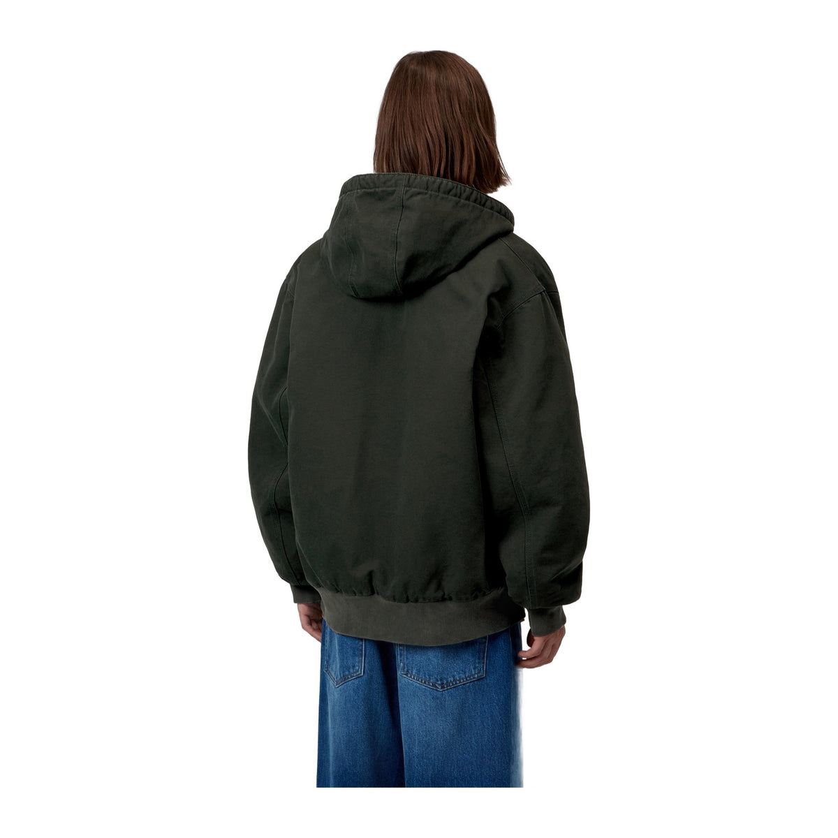 Vista trasera de modelo con la chaqueta con capucha Carhartt WIP OG Active Jacket en color Raven, lona lisa con banda inferior de punto, sobre fondo blanco.