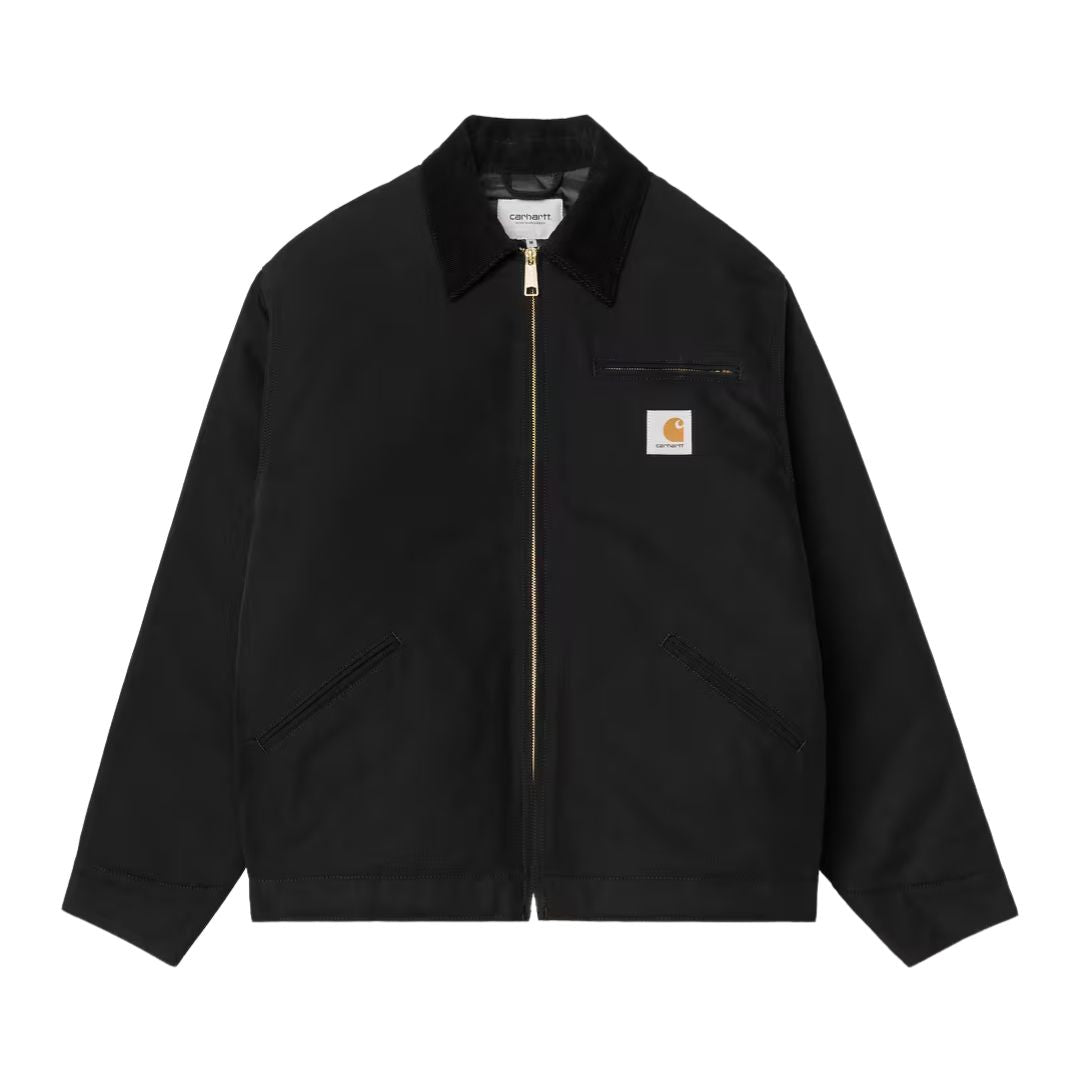 Carhartt WIP OG Detroit Jacket Winter en color negro, vista frontal sobre fondo blanco con cuello de pana, cremallera dorada, bolsillo de pecho con etiqueta Carhartt WIP.