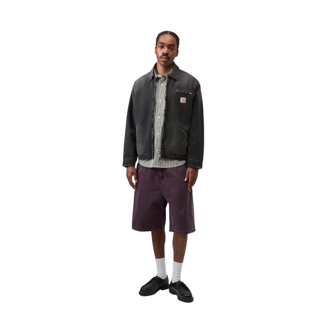 Carhartt WIP OG Detroit Jacket Black Grind Washed en modelo, look completo estilo urbano.