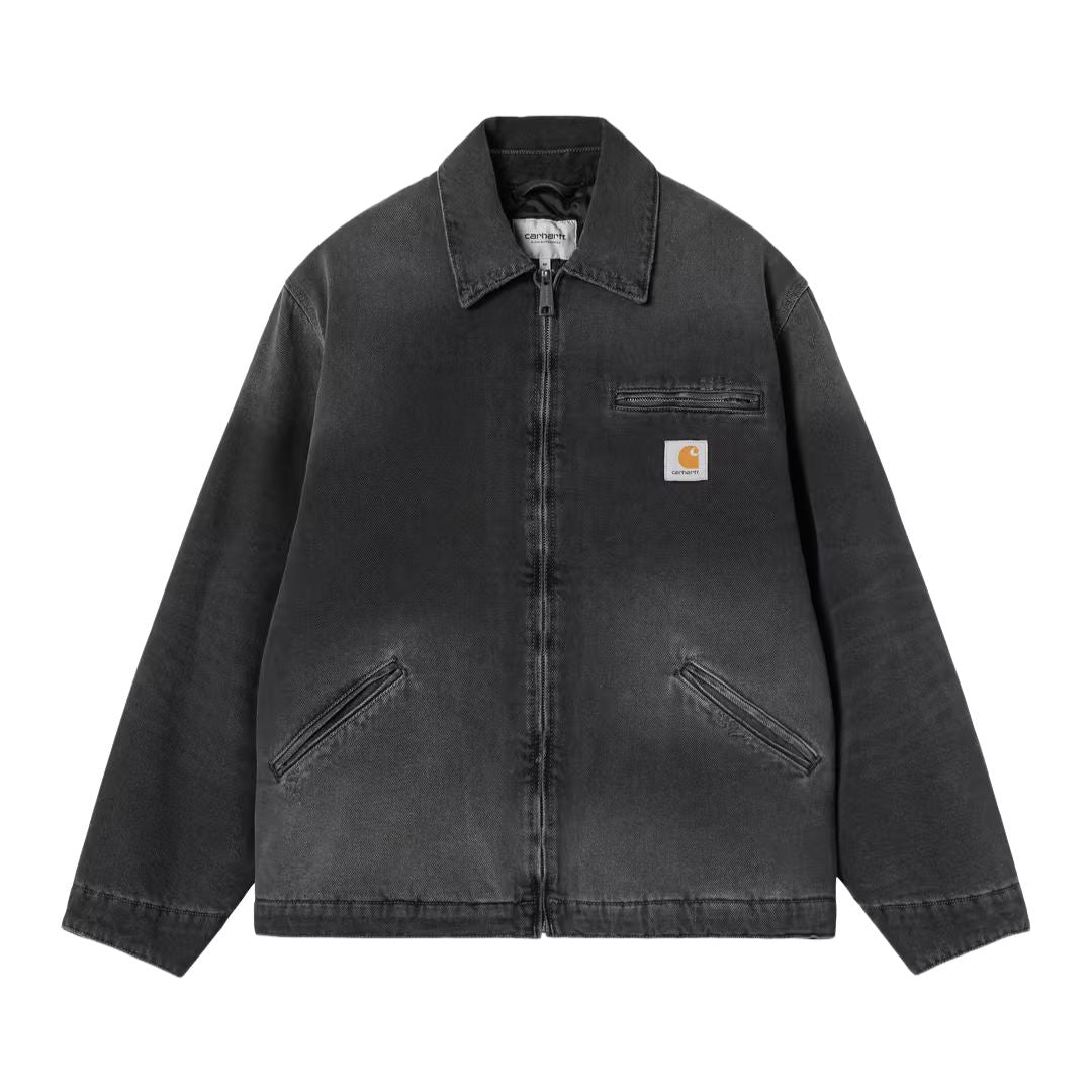 Carhartt WIP OG Detroit Jacket Black Grind Washed cerrada, vista frontal con bolsillos inclinados y logo en el pecho.