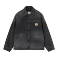 Carhartt WIP OG Detroit Jacket Black Grind Washed cerrada, vista frontal con bolsillos inclinados y logo en el pecho.