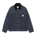 Vista frontal cerrada de la chaqueta Carhartt WIP OG Detroit Jacket FW en color Dark Navy con logo en el pecho.