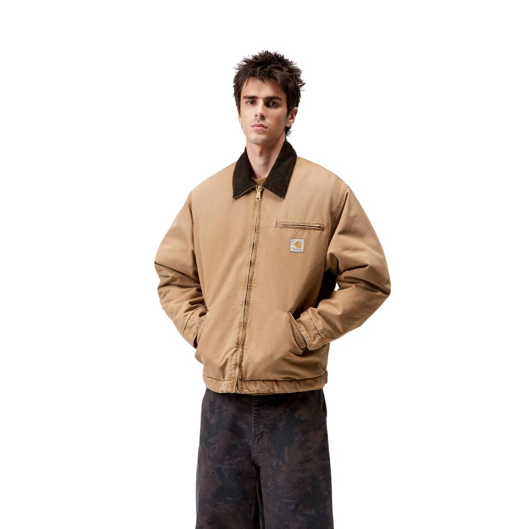 Carhartt WIP OG Detroit Jacket Winter color Hamilton Brown Tobacco en modelo, detalle frontal con bolsillo de pecho y cremallera metálica.