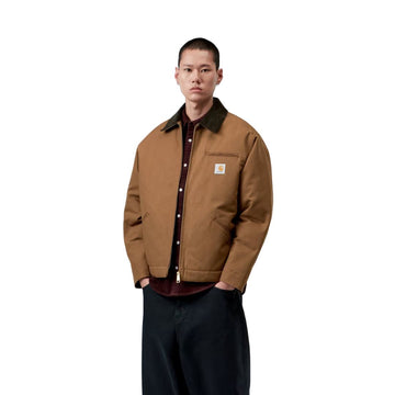 Vista frontal del modelo con la Carhartt WIP OG Detroit Jacket Winter en color marrón, mostrando los hombros caídos, el cuello de pana oscuro y la banda inferior ajustable.