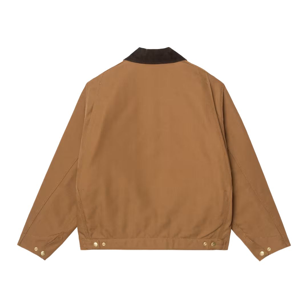 Vista trasera de la Carhartt WIP OG Detroit Jacket Winter en color marrón, mostrando el corte holgado y cuadrado, el cuello de pana oscuro y las costuras reforzadas.