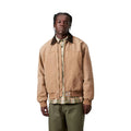 Chaqueta Carhartt WIP OG Santa Fe en color Hamilton Brown Tobacco grind washed, vista frontal con modelo.