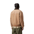 Chaqueta Carhartt WIP OG Santa Fe Hamilton Brown Tobacco grind washed, vista trasera con modelo.