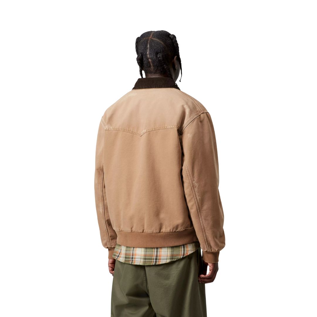 Chaqueta Carhartt WIP OG Santa Fe Hamilton Brown Tobacco grind washed, vista trasera con modelo.