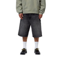 Carhartt WIP OG Single Knee Short negro destroy wash, modelo vista frontal desde cintura, denim negro con matices grises y toques de pintura blanca splatter.