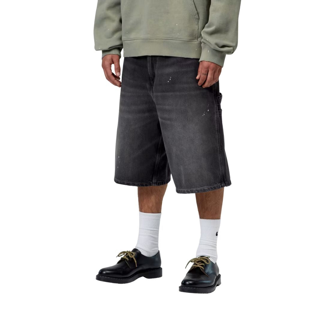 Carhartt WIP OG Single Knee Short negro destroy wash, detalle lateral frontal, bolsillo para herramientas visible y denim negro con degradado destroy wash.