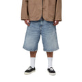Carhartt WIP OG Single Knee Short azul destroy wash, modelo vista frontal desde cintura, denim desgastado con toques de pintura blanca y corte wide fit.