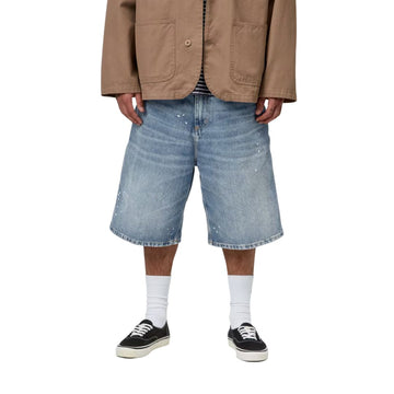 Carhartt WIP OG Single Knee Short azul destroy wash, modelo vista frontal desde cintura, denim desgastado con toques de pintura blanca y corte wide fit.