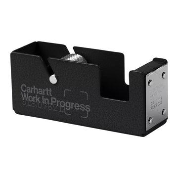 Carhartt WIP Penco Boxed Tape Dispenser en Black/Grey, vista en perspectiva sobre fondo blanco, mostrando el acero martillado y el logo Carhartt Work In Progress grabado.