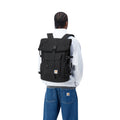 Hombre con la Mochila cuadrada Carhartt WIP Philis Backpack Negra