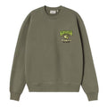 Carhartt WIP Pinball Sweatshirt en color verde leaf, vista frontal plana. Sudadera de algodón pesado cepillado con cuello redondo acanalado, manga larga y estampado gráfico estilo arcade en el pecho izquierdo: ilustración de máquina de pinball en verde y amarillo con el texto 