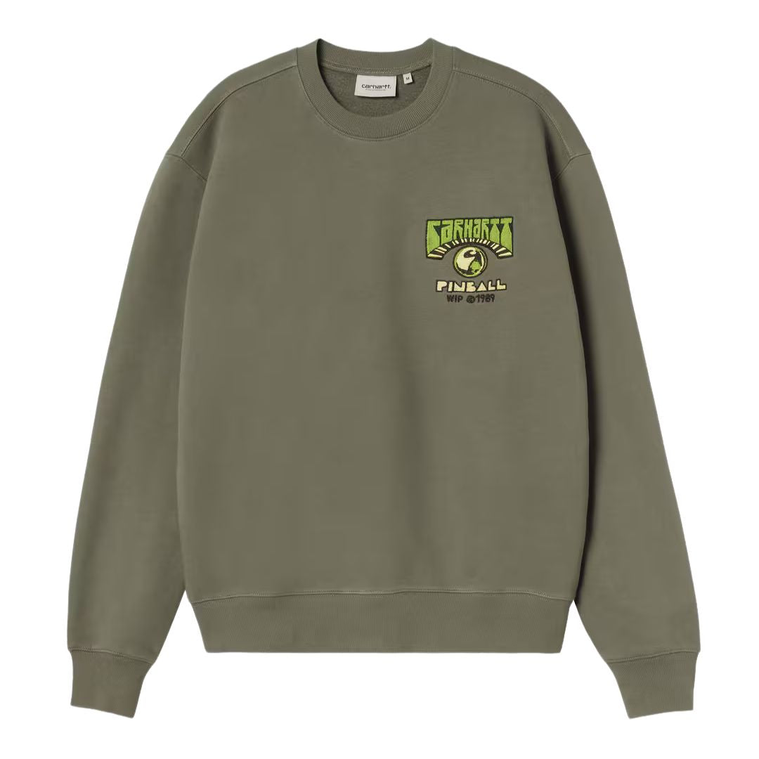 Carhartt WIP Pinball Sweatshirt en color verde leaf, vista frontal plana. Sudadera de algodón pesado cepillado con cuello redondo acanalado, manga larga y estampado gráfico estilo arcade en el pecho izquierdo: ilustración de máquina de pinball en verde y amarillo con el texto "PINBALL" y la referencia "WIP ©1989" en tipografía retro. Ribetes acanalados en puños y bajo. Corte loose fit.
