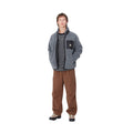 Hombre con la chaqueta forro polar Carhartt WIP Prentis Liner Gris y pantalones cargo marrones