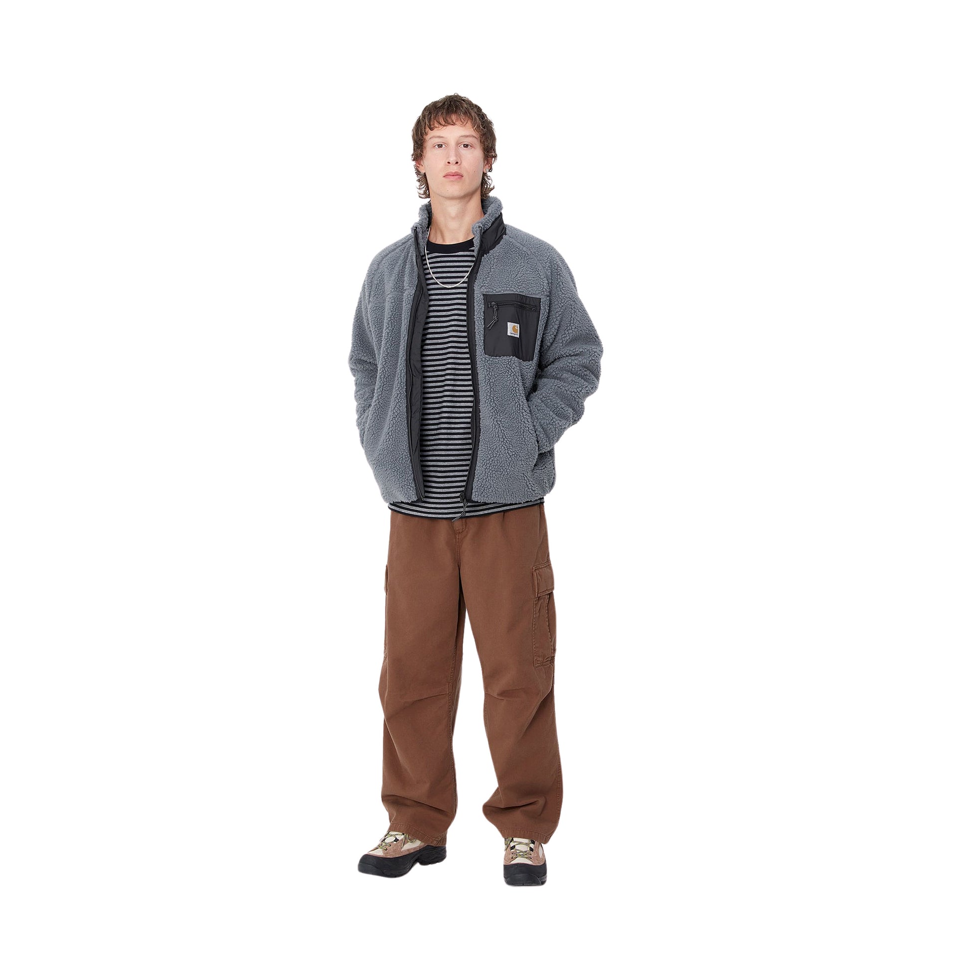 Hombre con la chaqueta forro polar Carhartt WIP Prentis Liner Gris y pantalones cargo marrones