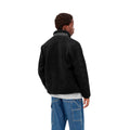 Hombre con la chaqueta forro polar Carhartt WIP Prentis Liner Negra espalda