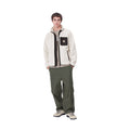 Hombre con la chaqueta forro polar Carhartt WIP Prentis Liner Blanca y pantalón cargo verde