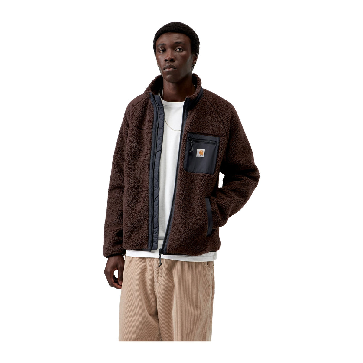 Modelo de frente con la chaqueta forro polar Carhartt WIP Prentis Liner en color Palisander / Black, de pelo grueso con bolsillo con cremallera en el pecho.