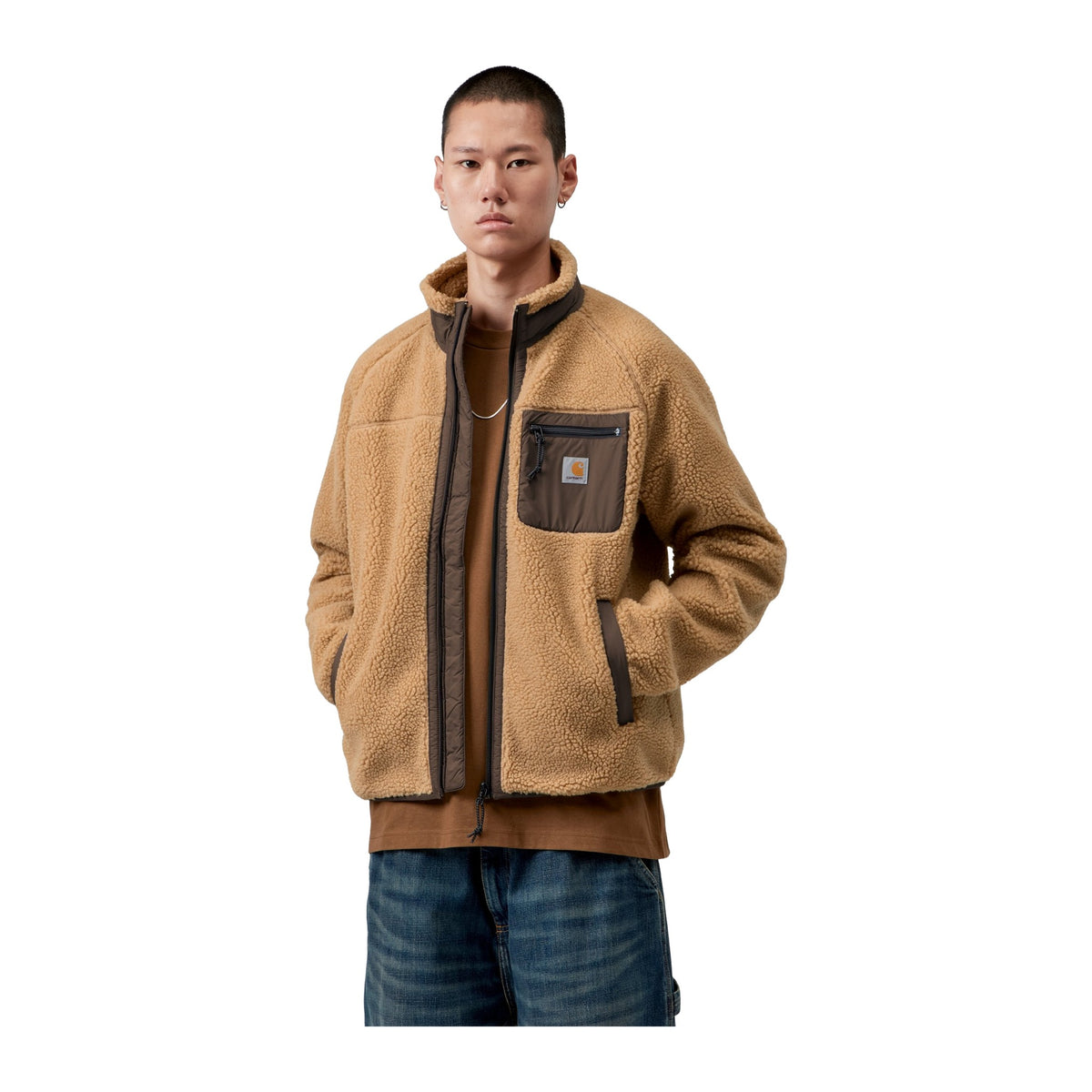 Modelo de frente con la chaqueta forro polar Carhartt WIP Prentis Liner en color WIP Dusty H / Tobacco, de pelo grueso con bolsillo con cremallera en el pecho.