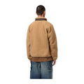 Vista trasera de modelo con la chaqueta forro polar Carhartt WIP Prentis Liner en color WIP Dusty H / Tobacco, de pelo grueso y con cuello alto, sobre fondo blanco liso.