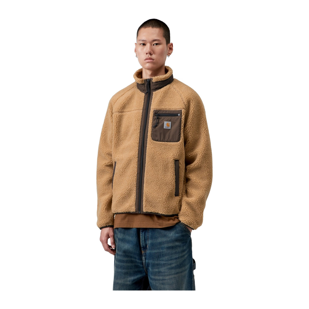 Modelo con la chaqueta forro polar Carhartt WIP Prentis Liner en color WIP Dusty H / Tobacco cerrada, de pelo grueso con cuello alto y bolsillos de cremallera.