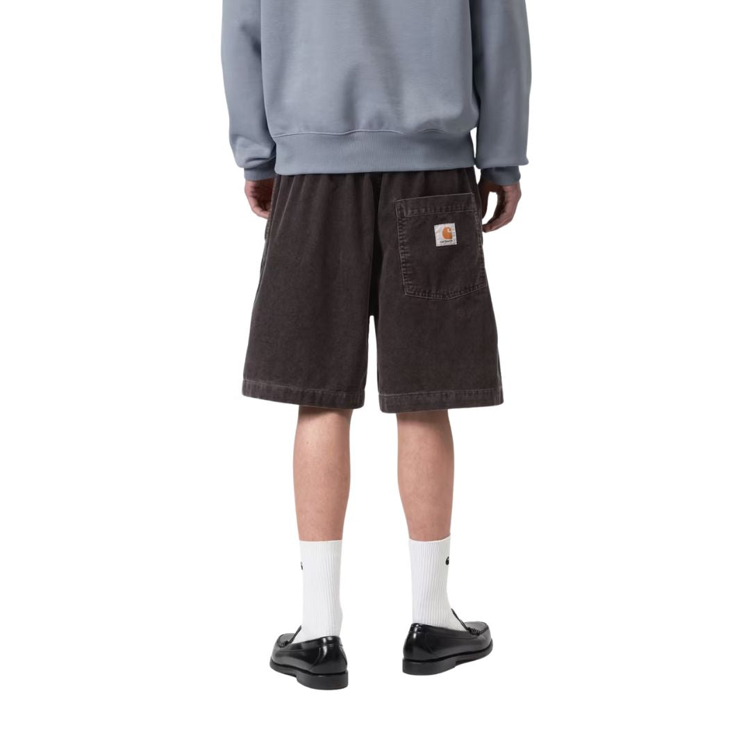 Carhartt WIP Reynold Short color Shale Dusky Washed, vista trasera: bolsillo trasero de parche con etiqueta tejida Carhartt, corte relajado y lavado vintage.