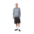 Look completo con Carhartt WIP Reynold Short Shale Dusky Washed: bermuda de corte ancho en marrón washed combinada con sudadera Carhartt azul pizarra.